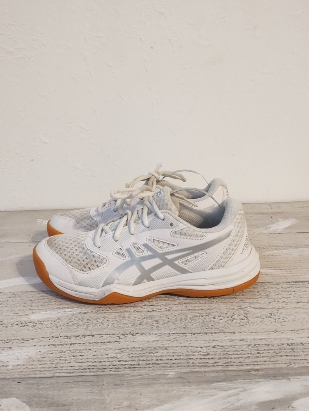 Asics Upcourt 5 Volleyball Shoes USA Womens size 4 White Pure Silver Gum